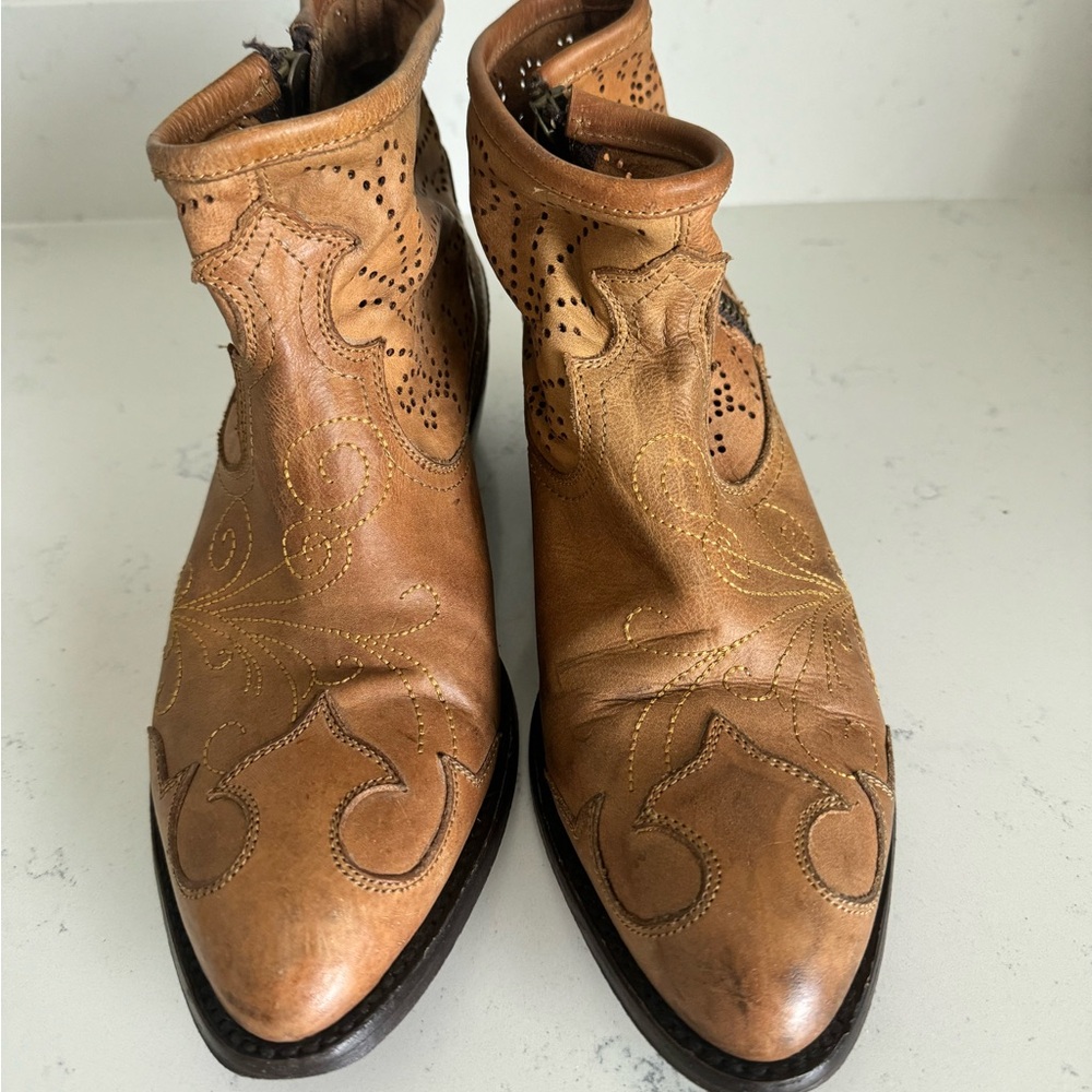 BASKE CALIFORNIA SLINGER ORNATE CUTOUT TAN BOOTIE MOTO BIKER
CHIC size 8